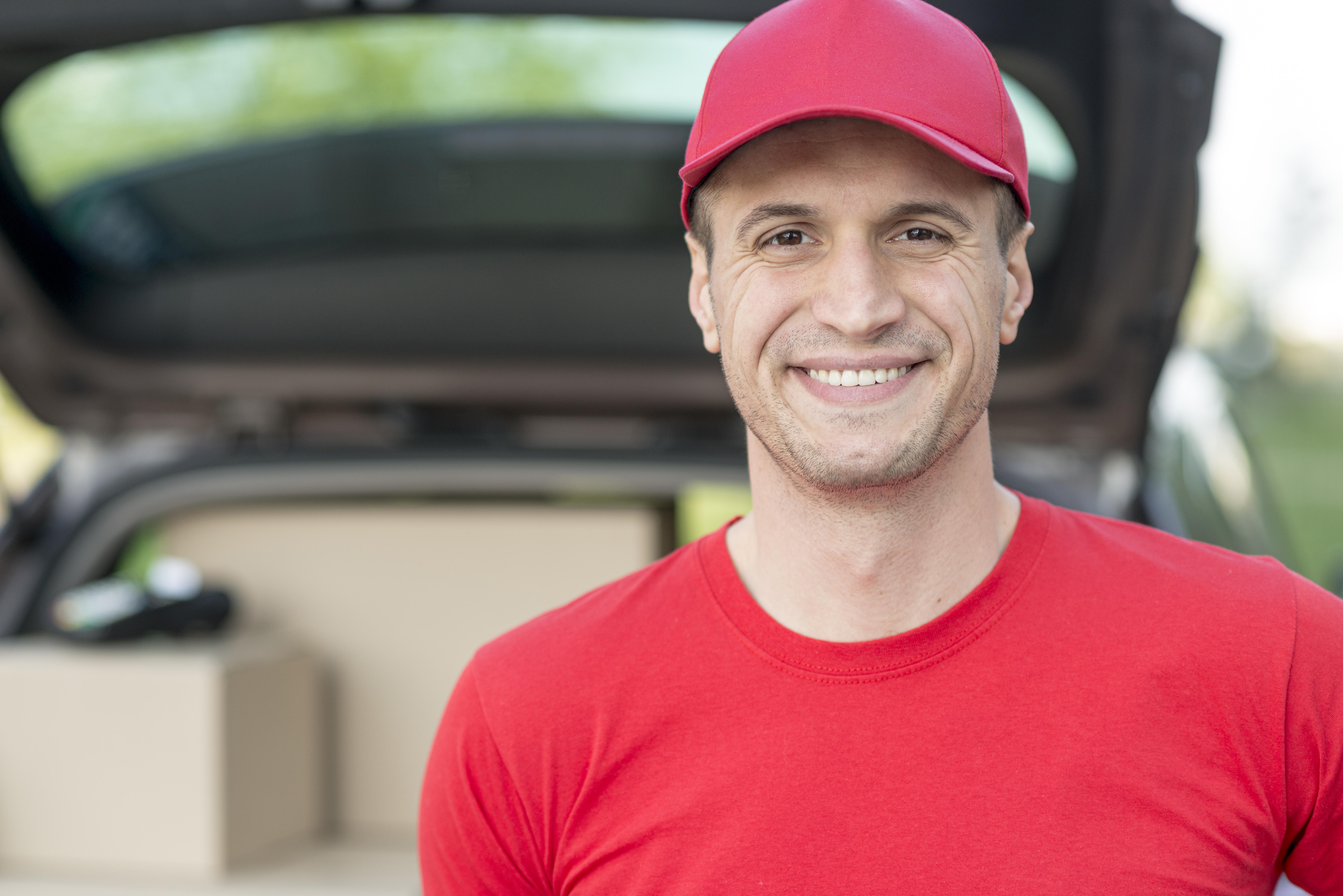 medium-shot-smiley-man-with-hat